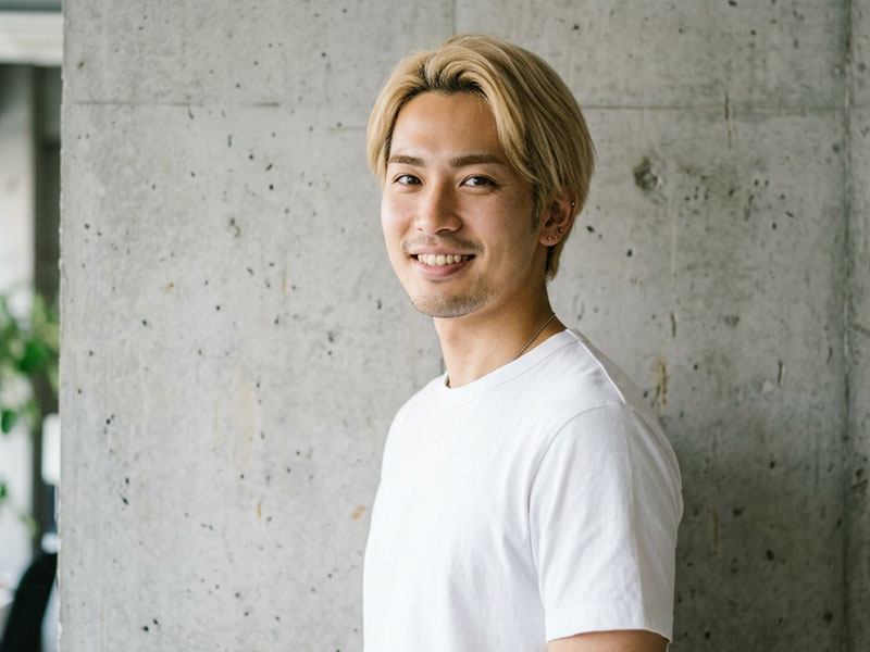 軽く振り返るように笑う