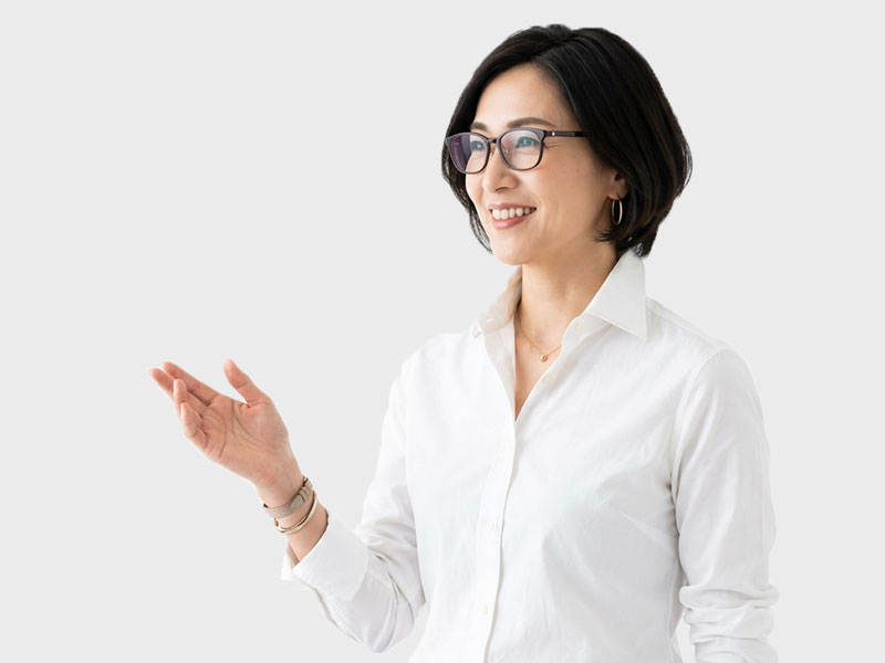 白バックで語りかけるような仕草
