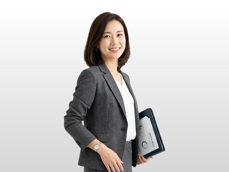 体は斜めに顔だけ正面