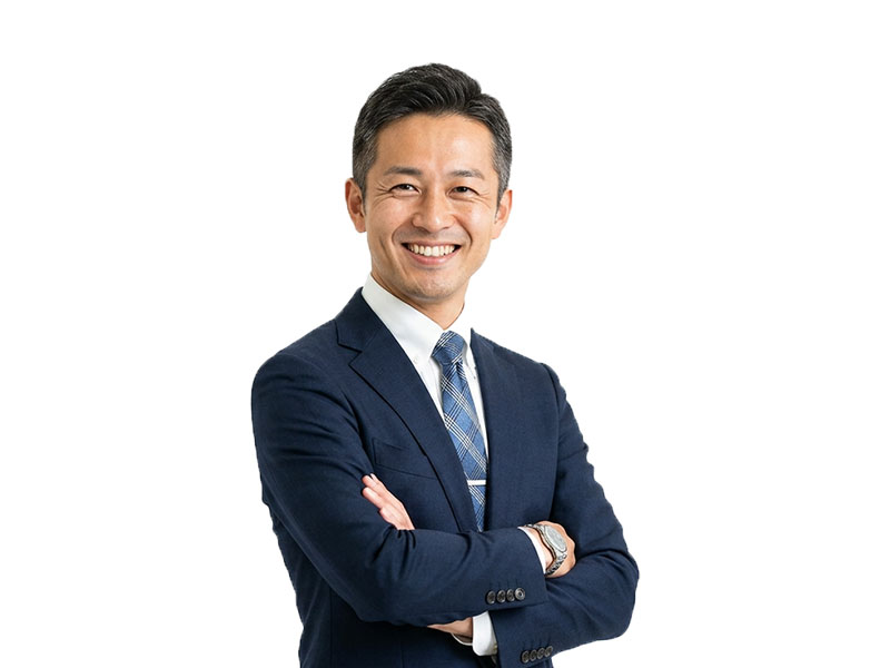 腕を組んで笑顔