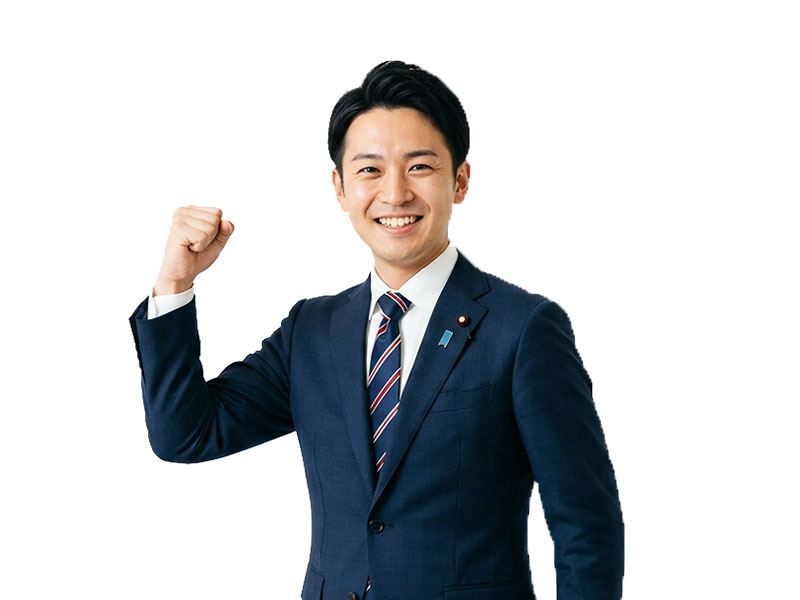 こぶしポーズで笑顔