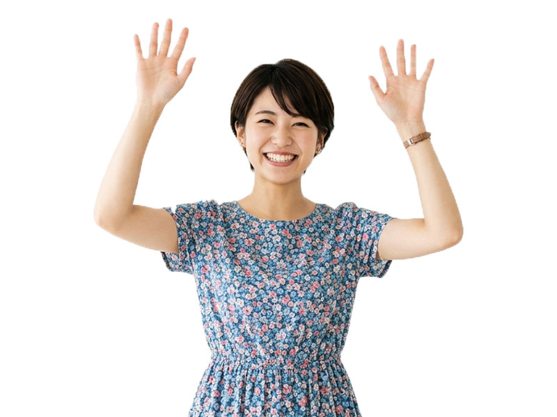 両手を上げて笑顔