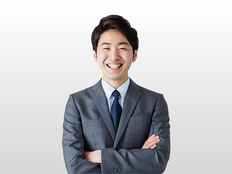 白壁で腕を組む